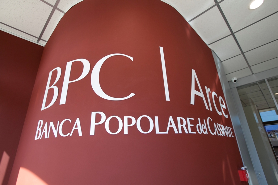 BPC Arce, Banca Popolare del Cassinate, su parete rossa.