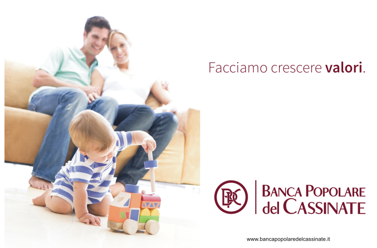 Una famiglia sorridente con un bambino che gioca con dei blocchi colorati.
