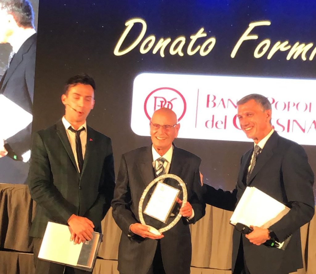 Premiazione di Donato Formisano al Future Bancassurance Awards con due presentatori.