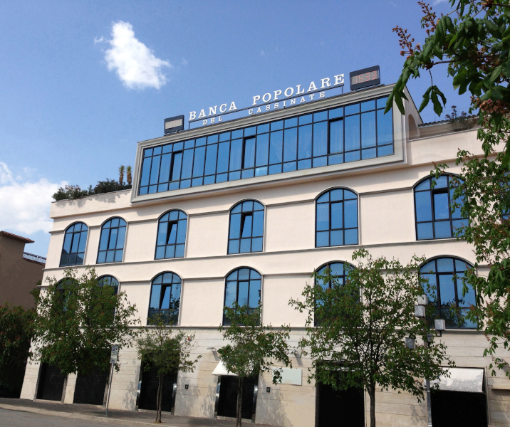 Facciata della Banca Popolare del Cassinate con finestre e alberi.