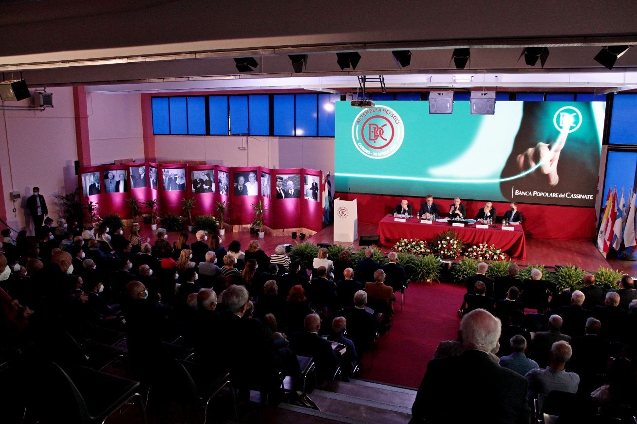 Sala con pubblico e relatori durante l'assemblea dei soci BPC.