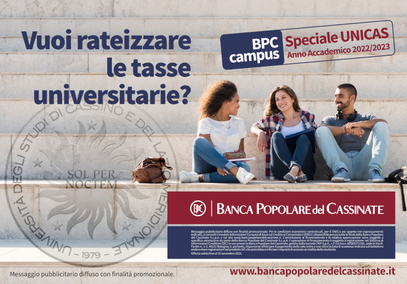 Messaggio pubblicitario su rateizzazione tasse universitarie con studenti seduti su gradini.
