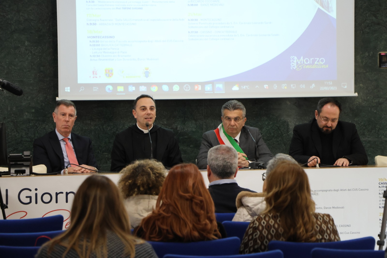 Relatori seduti a un tavolo durante la conferenza.