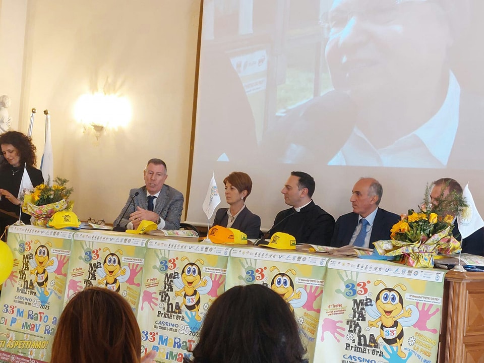 Presentazione della Maratona di Primavera 2023 con relatori al tavolo.