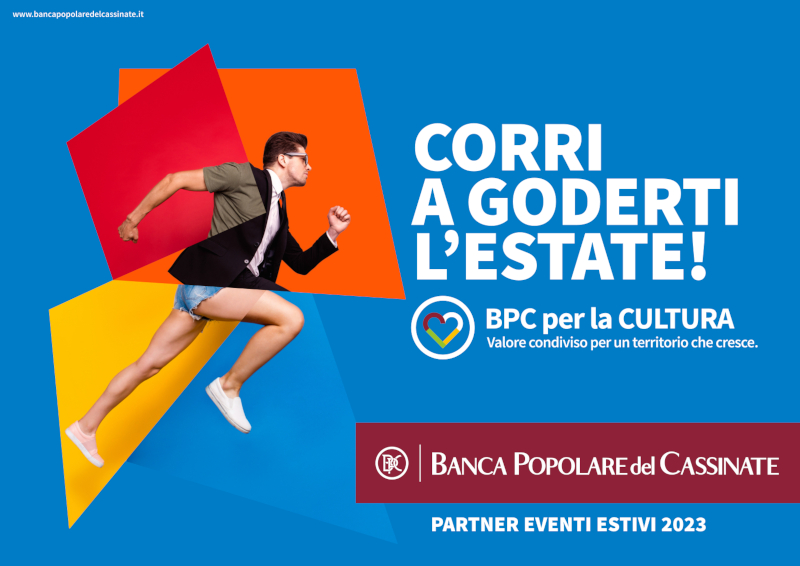 Un uomo corre con pantaloni corti e occhiali da sole, testo promozionale per eventi estivi.