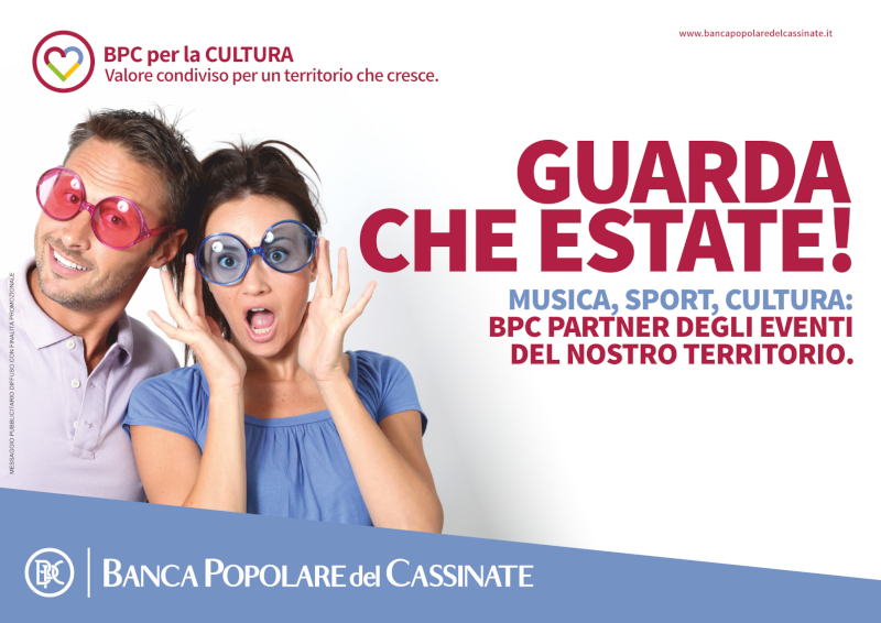 Due persone sorridenti con occhiali colorati, annunciano eventi estivi di musica, sport e cultura.