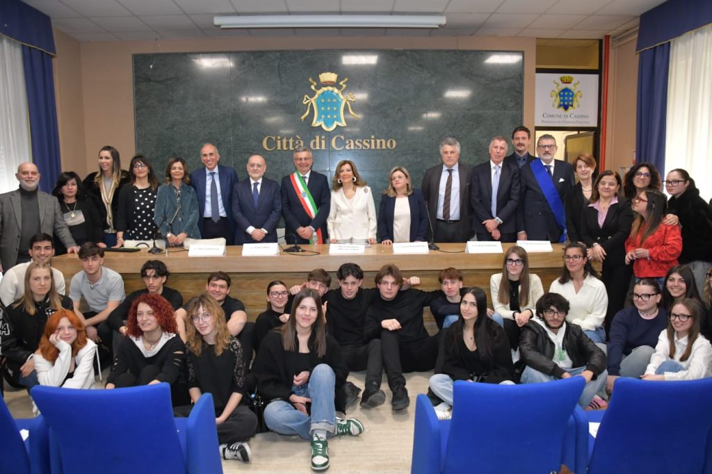 Gruppo di persone in una sala, alcuni seduti e altri in piedi, durante il Premio ‘La Costituzione ieri, oggi e domani’.