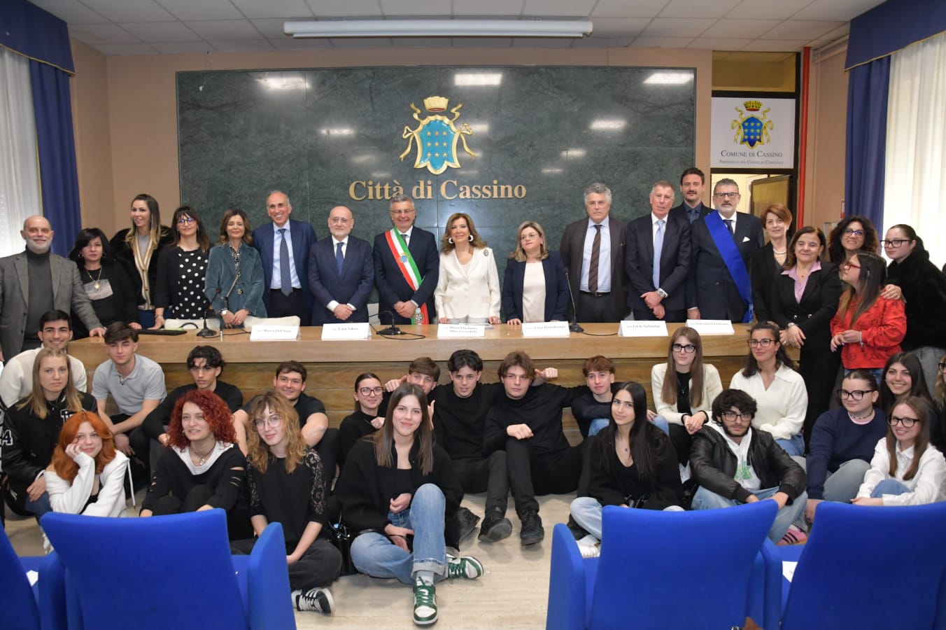 Gruppo di persone in una sala, alcuni seduti e altri in piedi, durante il Premio ‘La Costituzione ieri, oggi e domani’.
